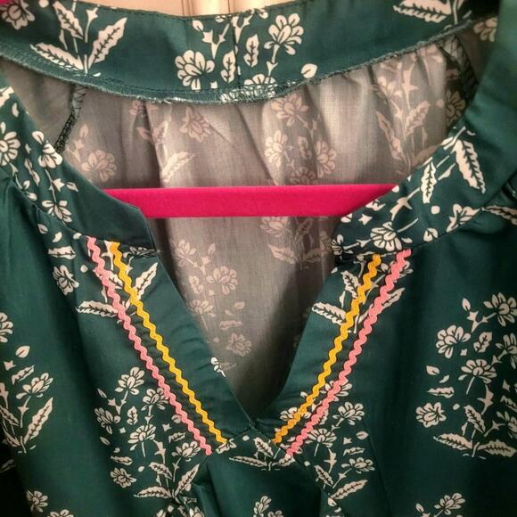 Green Top with Floral and Embroidered Details - Picture 3 of 5